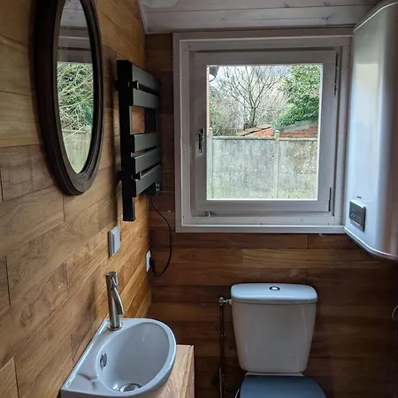 Bed & Breakfast Roulotte Avec Terrasse A Montreuil (Seine-Saint-Denis)
