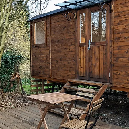 Roulotte Avec Terrasse A Bed and breakfast Montreuil (Seine-Saint-Denis)